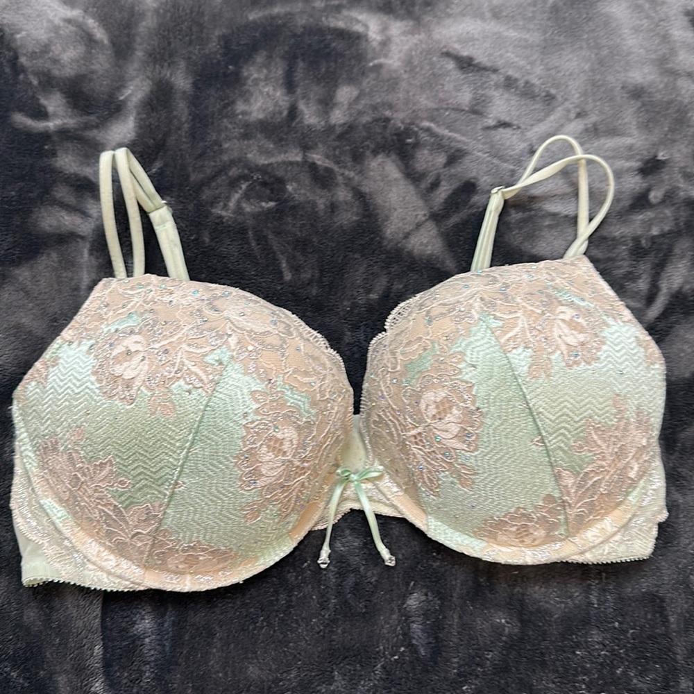 Victoria’s Secret very sexy plunge bra 38C